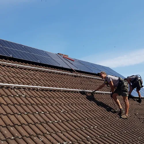 Anbringen der Photovoltaik Anlage auf dem Dach